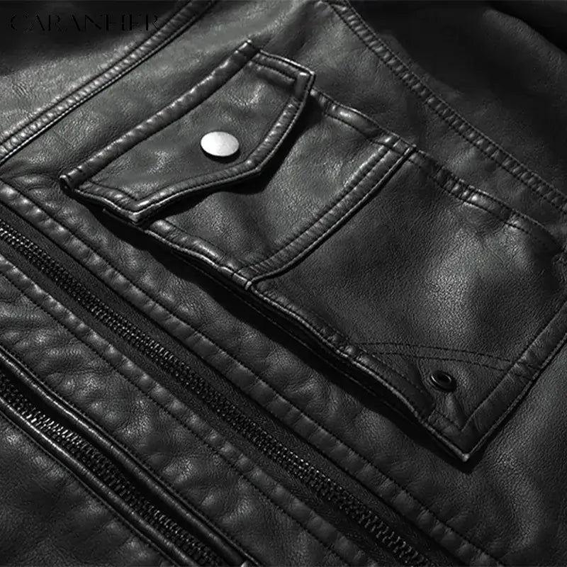 jaqueta masculina preta estilo couro biker com gola alta e bolsos com zíper