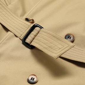 Trench coat masculino com cinto, abotoamento duplo, gola clássica e estilo britânico elegante.