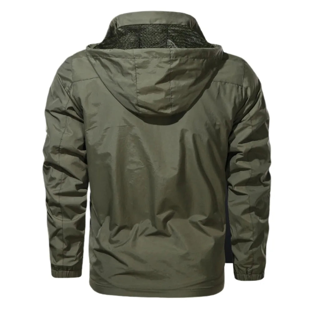 Jaqueta masculina bege corta-vento com capuz oculto e fechamento em zíper estilo outdoor premium.