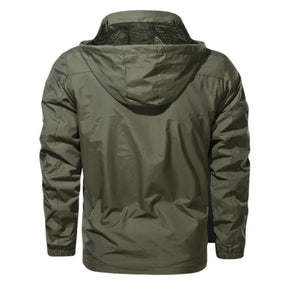 Jaqueta masculina bege corta-vento com capuz oculto e fechamento em zíper estilo outdoor premium.