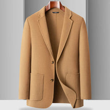 Blazer masculino bege em lã com lapela clássica e fechamento por botões ideal para meia estação