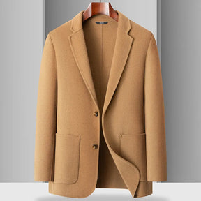 Blazer masculino bege em lã com lapela clássica e fechamento por botões ideal para meia estação