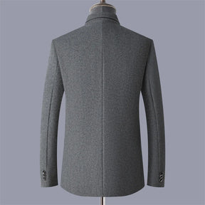 Casaco masculino de lã premium  com gola padre estruturada e visual sofisticado para inverno e ocasiões elegantes