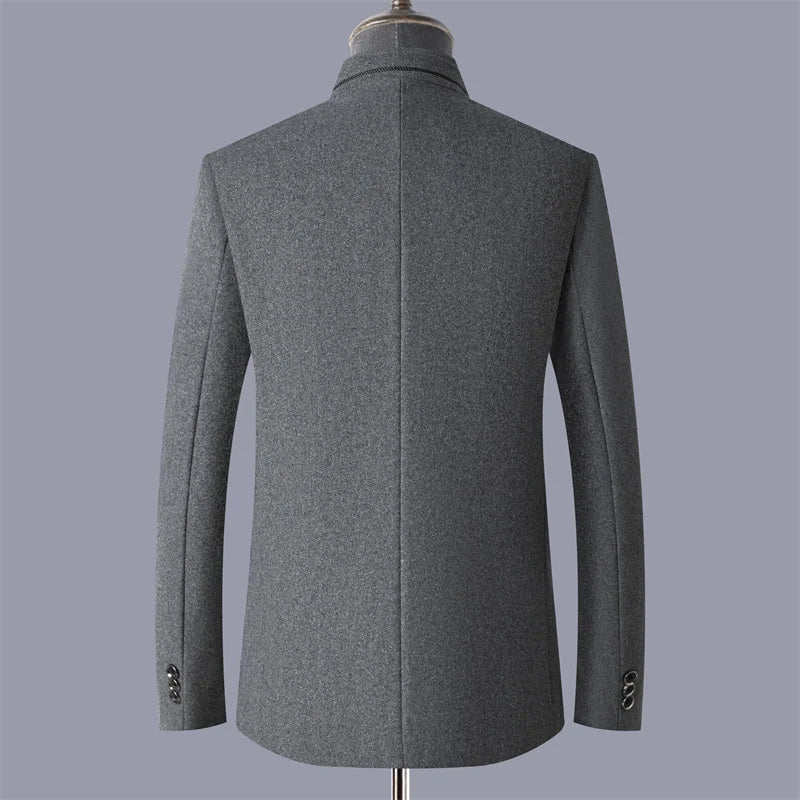 Casaco masculino de lã premium  com gola padre estruturada e visual sofisticado para inverno e ocasiões elegantes