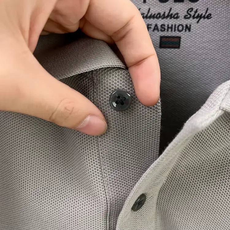 camisa polo masculina manga longa com tecido piquet respirável exibida em cabide mostrando textura tecnológica do tecido