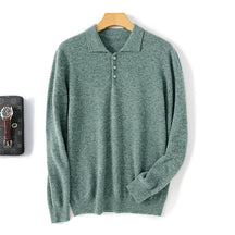 Suéter masculino em lã merino com gola polo e botões frontais dobrado com acabamento elegante