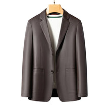 Blazer masculino marrom em couro legítimo de carneiro com modelagem elegante e acabamento premium sofisticado.