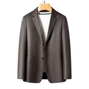 Blazer masculino marrom em couro legítimo de carneiro com modelagem elegante e acabamento premium sofisticado.