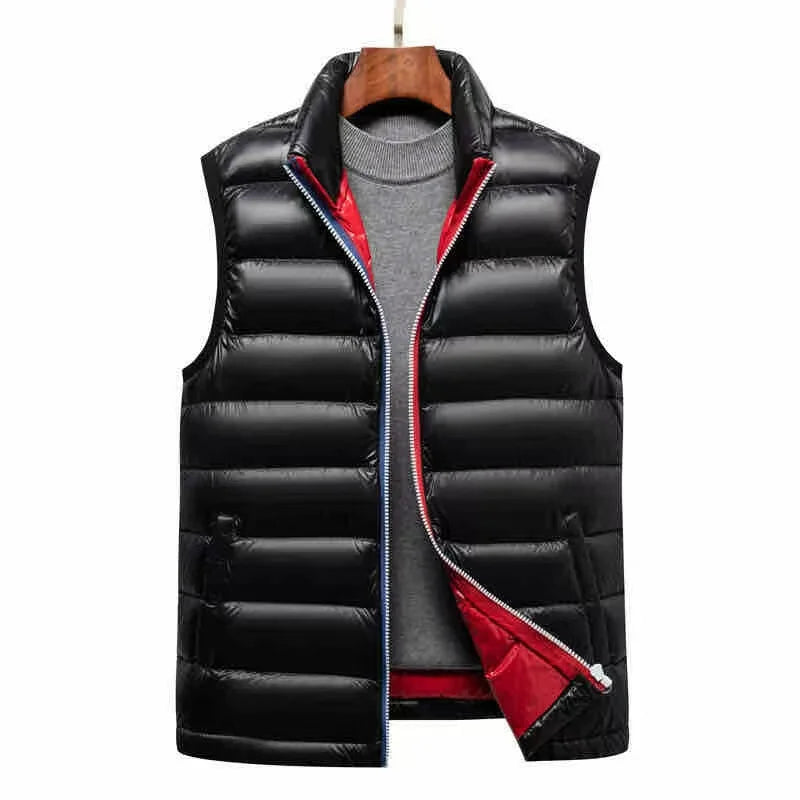 Colete puffer masculino preto com gola alta e fechamento em zíper com enchimento em pluma para inverno