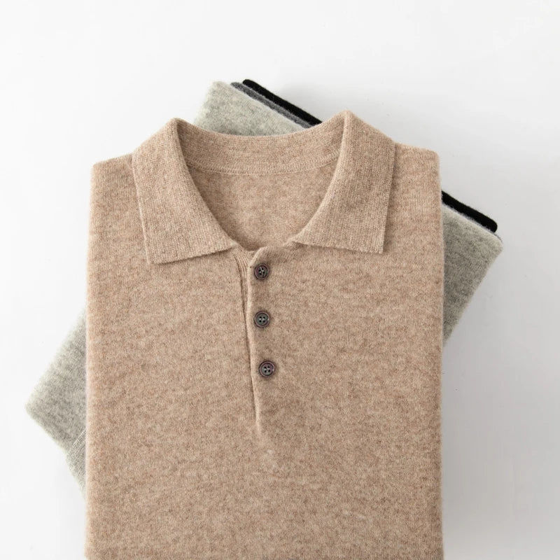 Suéter masculino em lã merino bege com gola polo e botões frontais dobrado com acabamento elegante