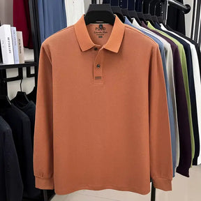 camisa polo masculina manga longa com tecido piquet respirável exibida em cabide mostrando textura tecnológica do tecido
