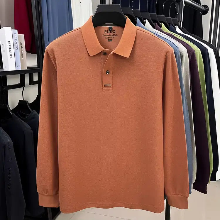 camisa polo masculina manga longa com tecido piquet respirável exibida em cabide mostrando textura tecnológica do tecido