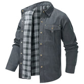 Jaqueta masculina marrom flanelada com forro interno xadrez e bolsos frontais estilo casual premium para inverno.