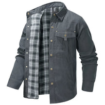 Jaqueta masculina marrom flanelada com forro interno xadrez e bolsos frontais estilo casual premium para inverno.