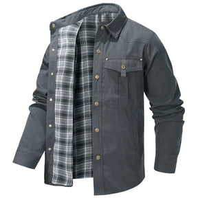 Jaqueta masculina marrom flanelada com forro interno xadrez e bolsos frontais estilo casual premium para inverno.