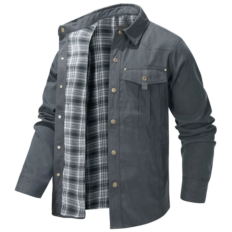 Jaqueta masculina marrom flanelada com forro interno xadrez e bolsos frontais estilo casual premium para inverno.