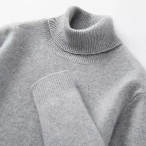 Suéter masculino gola alta em cashmere  escuro com textura macia e visual elegante para inverno