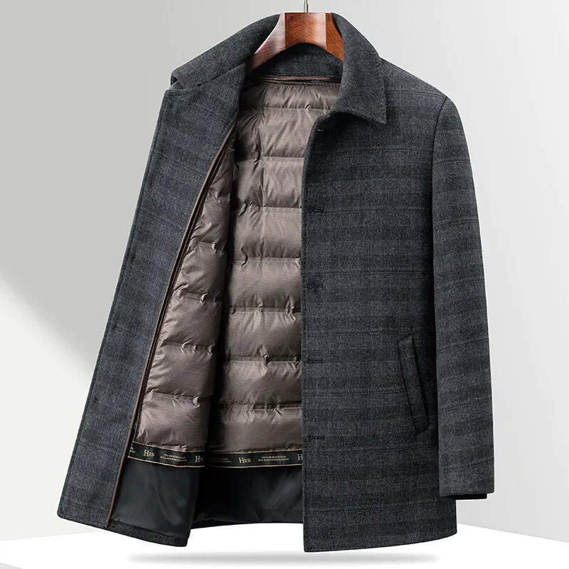 Sobretudo masculino cinza xadrez com forro interno removível acolchoado em pluma, modelo elegante para inverno.