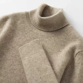 Suéter masculino gola alta em cashmere  escuro com textura macia e visual elegante para inverno