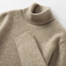 Suéter masculino gola alta em cashmere  escuro com textura macia e visual elegante para inverno