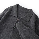 Suéter masculino em lã merino com gola polo e botões frontais dobrado com acabamento elegante