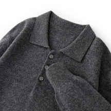 Suéter masculino em lã merino com gola polo e botões frontais dobrado com acabamento elegante
