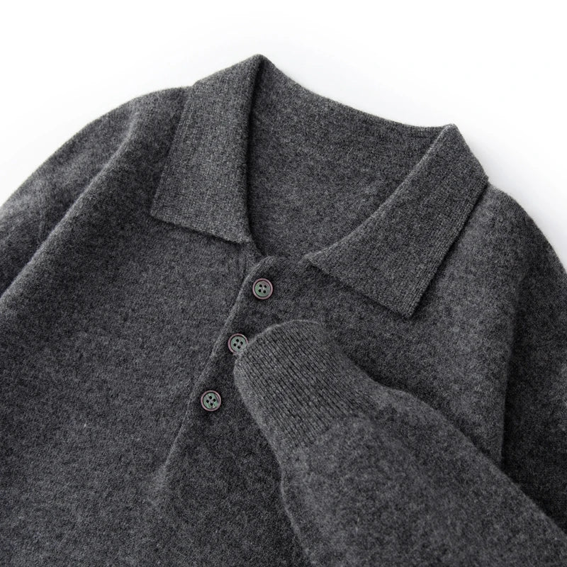 Suéter masculino em lã merino com gola polo e botões frontais dobrado com acabamento elegante