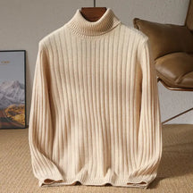 Suéter masculino gola alta em lã merino com textura canelada e visual elegante para inverno