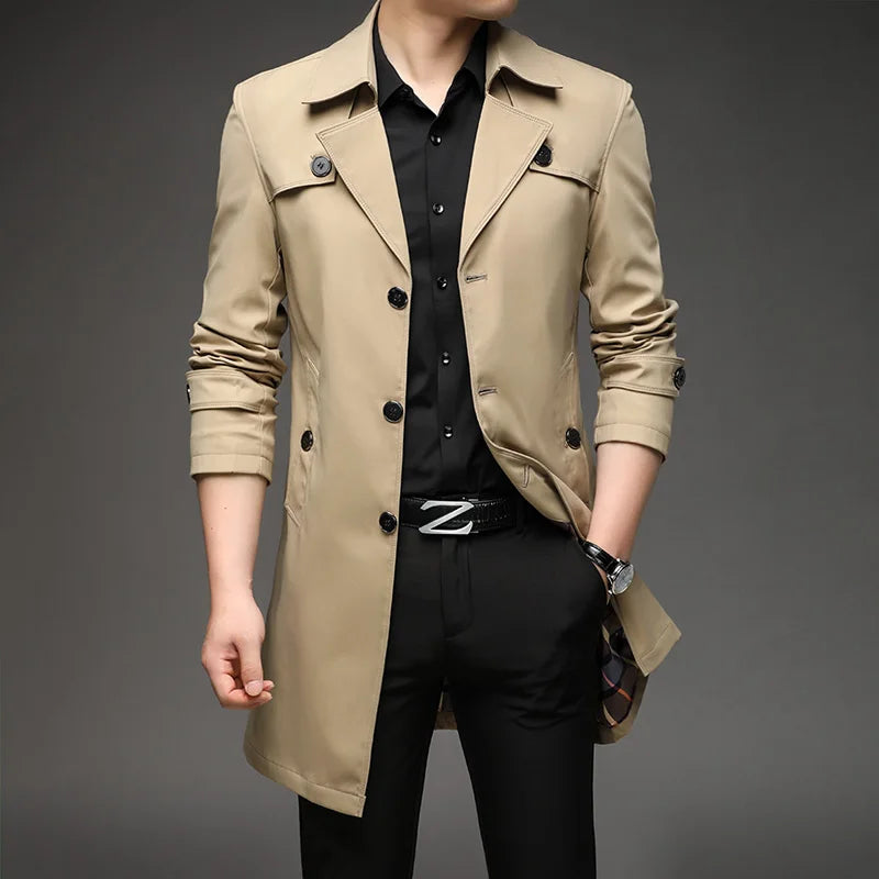 Trench coat masculino elegante com corte alongado e fechamento por botões frontais