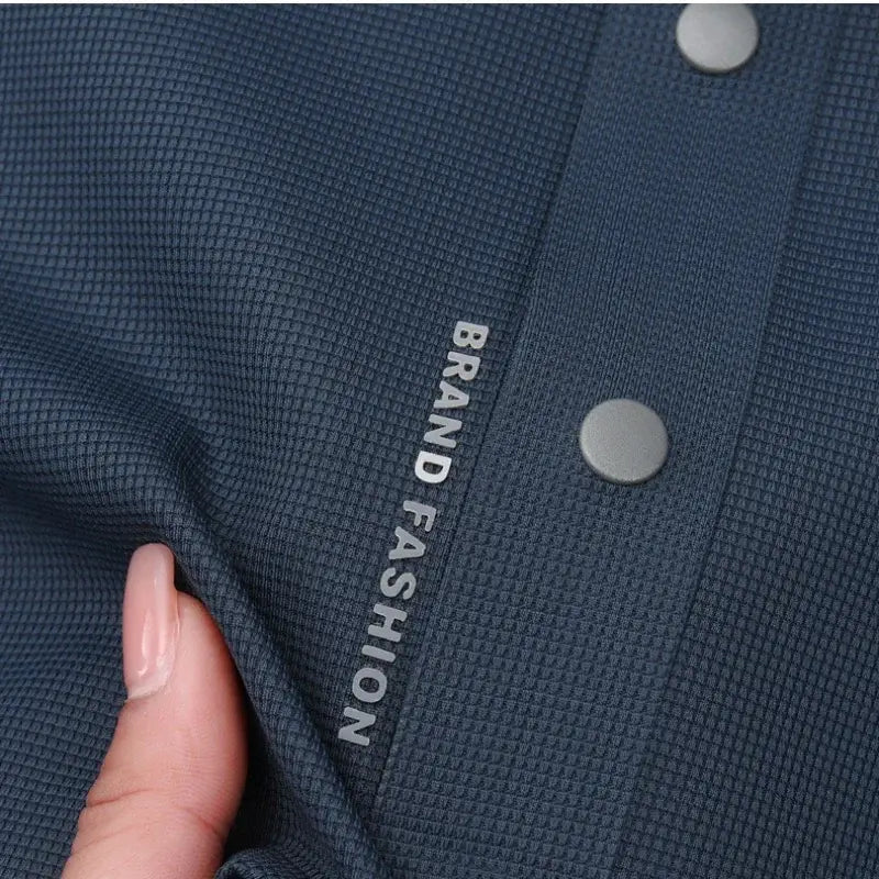 camisa polo masculina azul marinho com tecido tecnológico respirável e elasticidade exibida em cabide mostrando textura do tecido