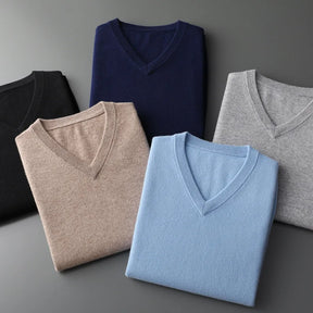 Suéter masculino com gola V usado sobre camisa social para look elegante e sofisticado