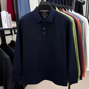 camisa polo masculina manga longa com tecido piquet respirável exibida em cabide mostrando textura tecnológica do tecido