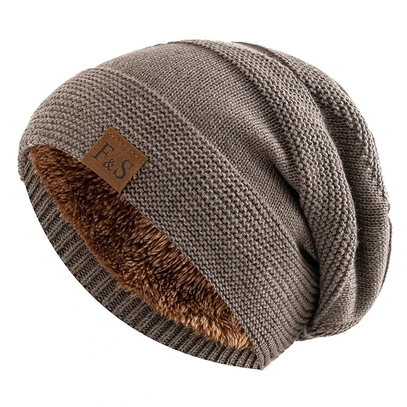 Gorro Térmico Montana taupe em tricô premium com forro interno quente e design slouchy moderno.