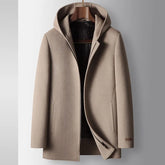 Sobretudo masculino bege em lã com capuz, modelo elegante com fechamento em zíper e design minimalista para inverno.
