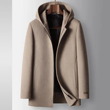 Sobretudo masculino bege em lã com capuz, modelo elegante com fechamento em zíper e design minimalista para inverno.
