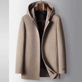 Sobretudo masculino bege em lã com capuz, modelo elegante com fechamento em zíper e design minimalista para inverno.