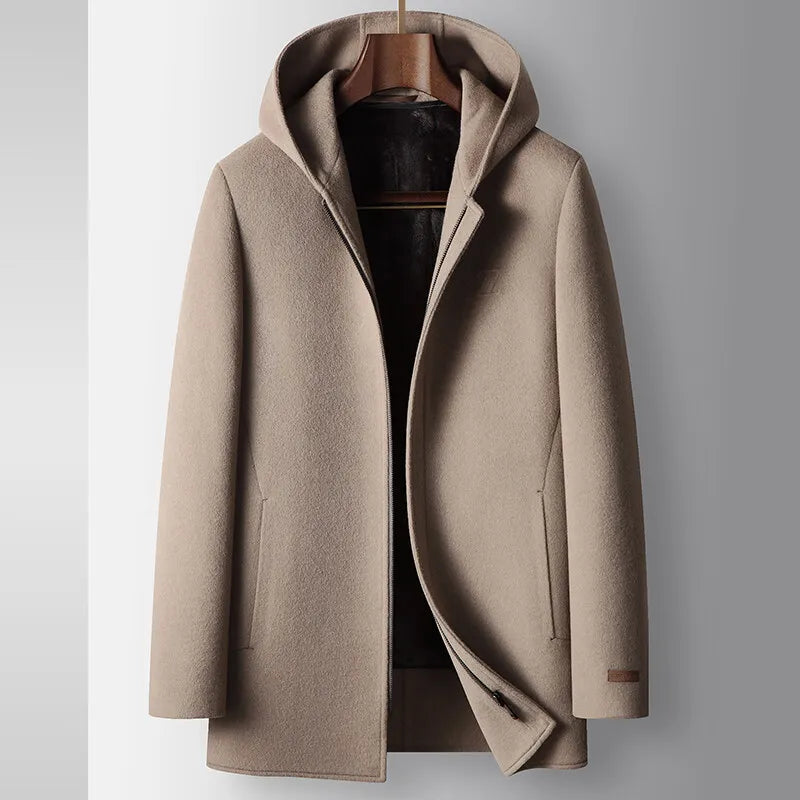 Sobretudo masculino bege em lã com capuz, modelo elegante com fechamento em zíper e design minimalista para inverno.