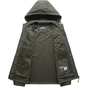 Jaqueta masculina bege corta-vento com capuz oculto e fechamento em zíper estilo outdoor premium.