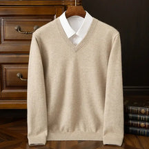 Suéter masculino em cashmere com gola V elegante usado com camisa social para look sofisticado de inverno