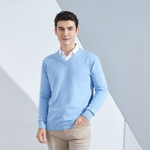 Suéter masculino com gola V usado sobre camisa social para look elegante e sofisticado