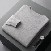 Suéter masculino em lã merino com gola careca e acabamento minimalista elegante para inverno