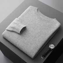 Suéter masculino em lã merino com gola careca e acabamento minimalista elegante para inverno