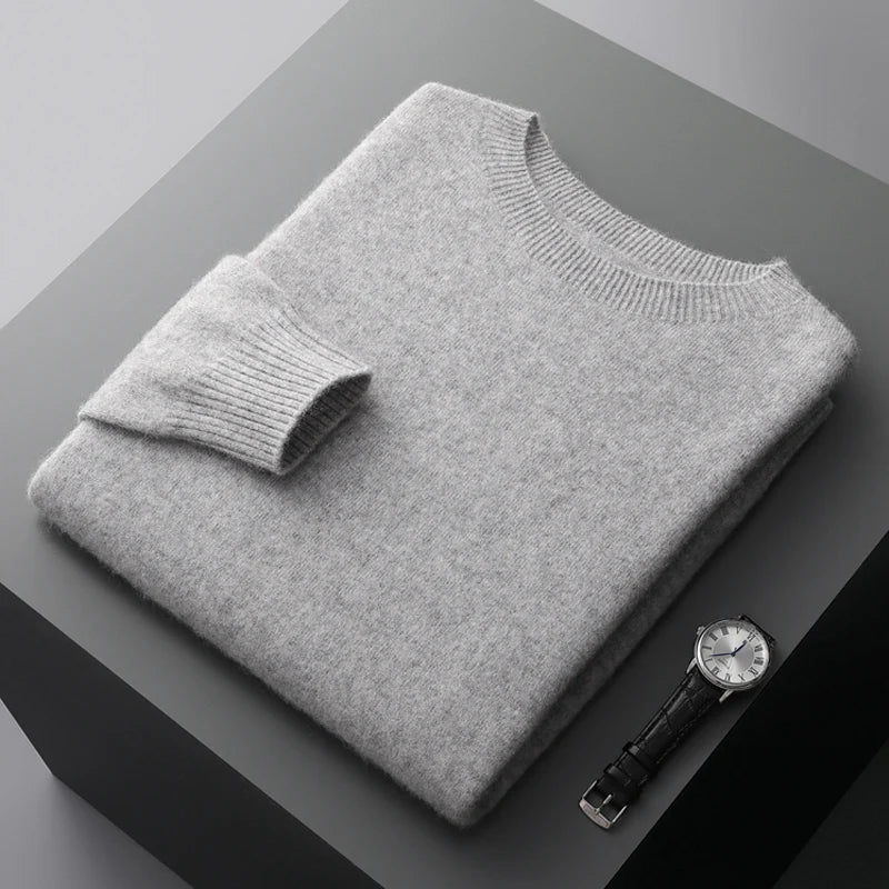 Suéter masculino em lã merino com gola careca e acabamento minimalista elegante para inverno