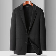 Blazer masculino bege em lã com lapela clássica e fechamento por botões ideal para meia estação