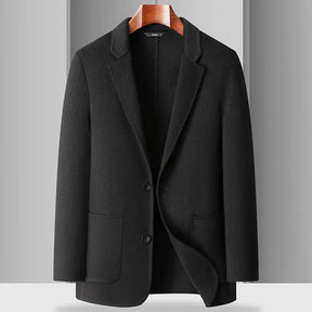 Blazer masculino bege em lã com lapela clássica e fechamento por botões ideal para meia estação