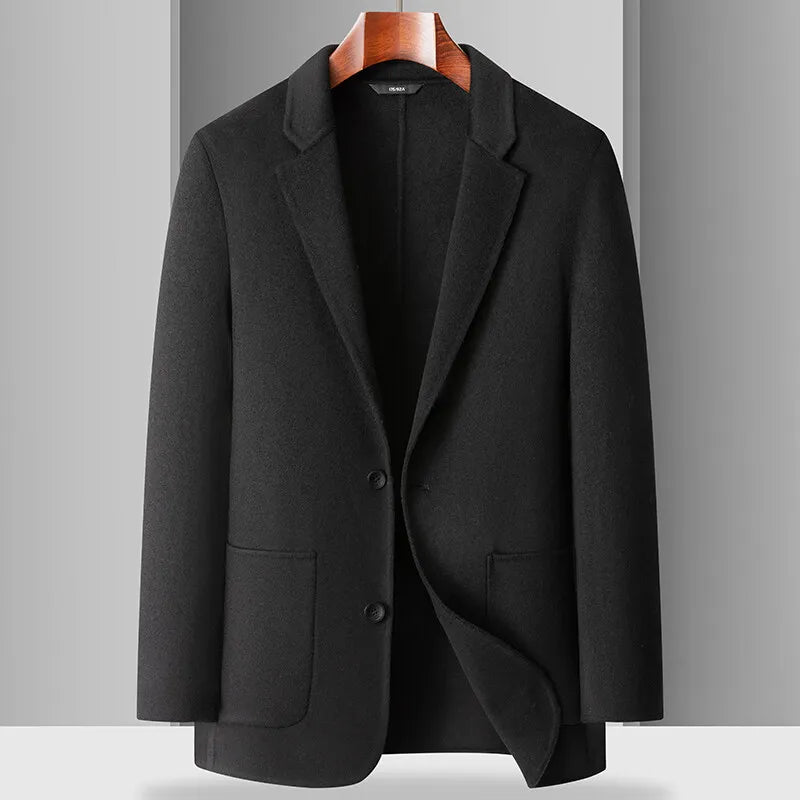 Blazer masculino bege em lã com lapela clássica e fechamento por botões ideal para meia estação