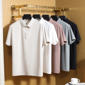 camisa polo masculina com tecido tecnológico respirável e textura elegante exibindo detalhes do tecido