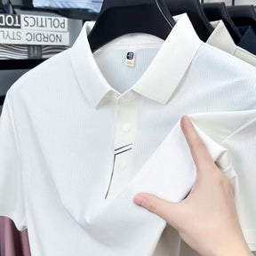 camisa polo masculina BRANCA com tecido tecnológico respirável e proteção uv exibindo textura do tecido em detalhe