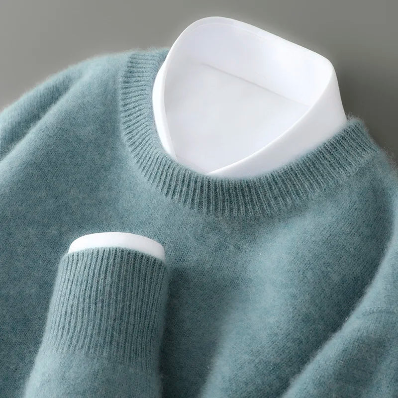 Suéter masculino em lã australiana  com gola careca e textura macia para uso elegante no dia a dia