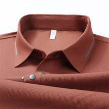 camisa polo masculina azul marinho com tecido tecnológico respirável e elasticidade exibida em cabide mostrando textura do tecido